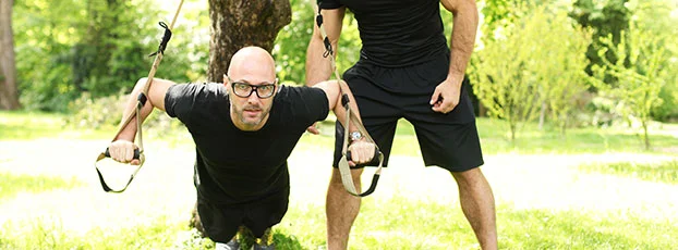Junge Männer trainieren Von Personal Trainer Eddy Norton